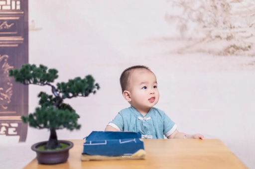 利津怀孕肚子中间凹两边凸